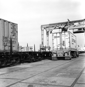 171666 Afbeelding van het vervoer van containers in de Westhaven te Amsterdam.